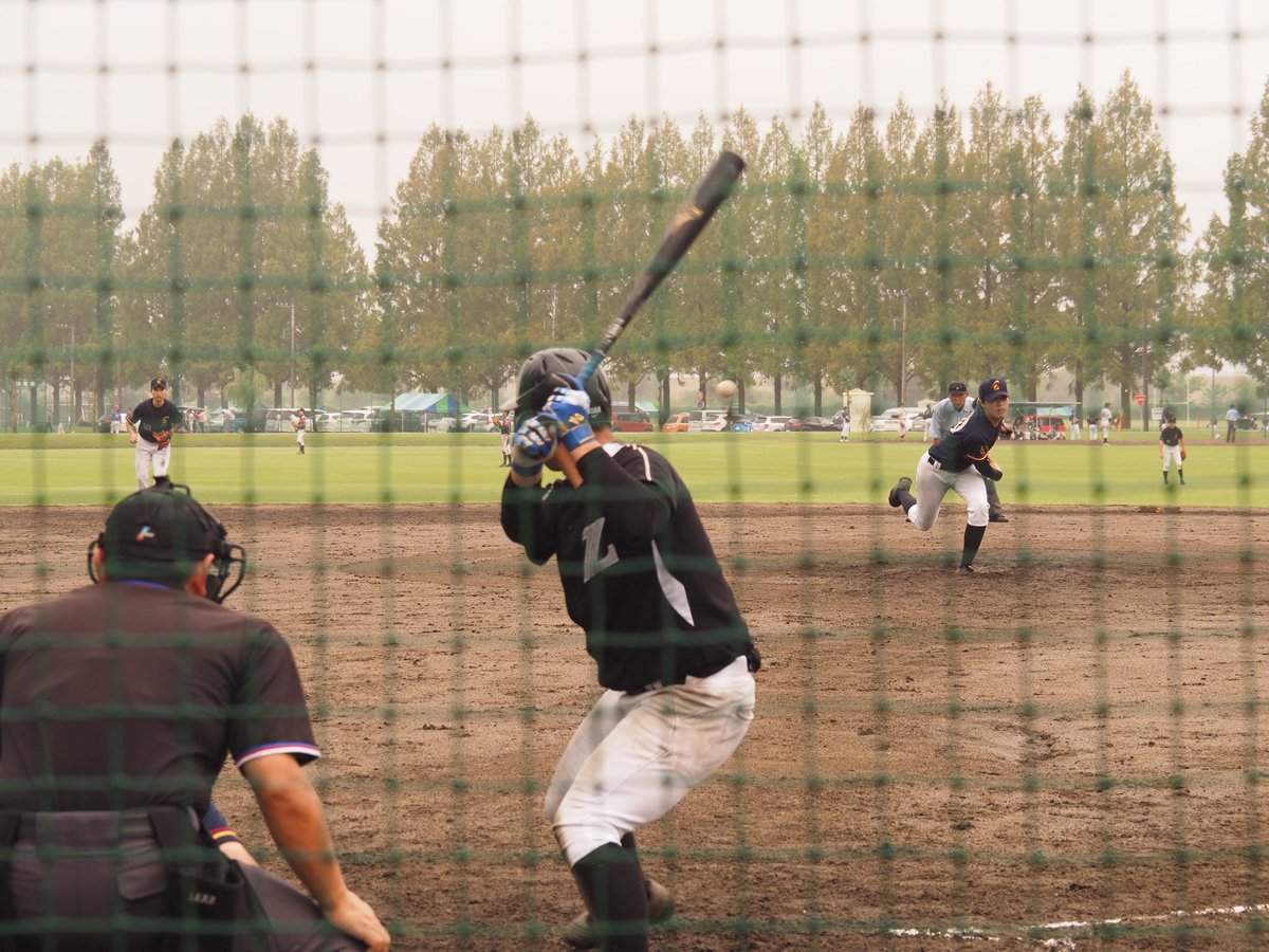 今日は小雨のなか、文具業界の野球大会に来ました⚾️

決勝戦は某筆記具メーカー2社の熱い戦い🔥ヒントは #フリクション と #サラサ です🖋

現在3回裏、2-3の接戦😤
写真の打球はライト前ヒットになりました⚾️
#東事協野球大会 
#文具業界のお仕事