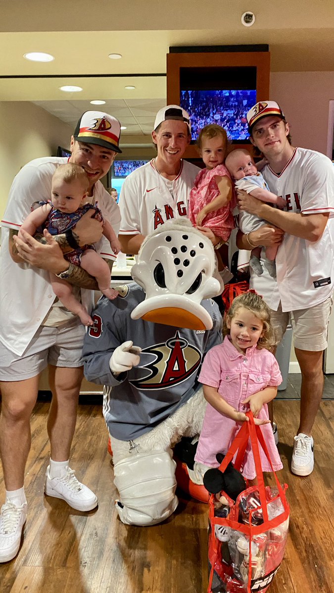 Bring the family to the ballpark 🧡 #DucksNight | @Angels