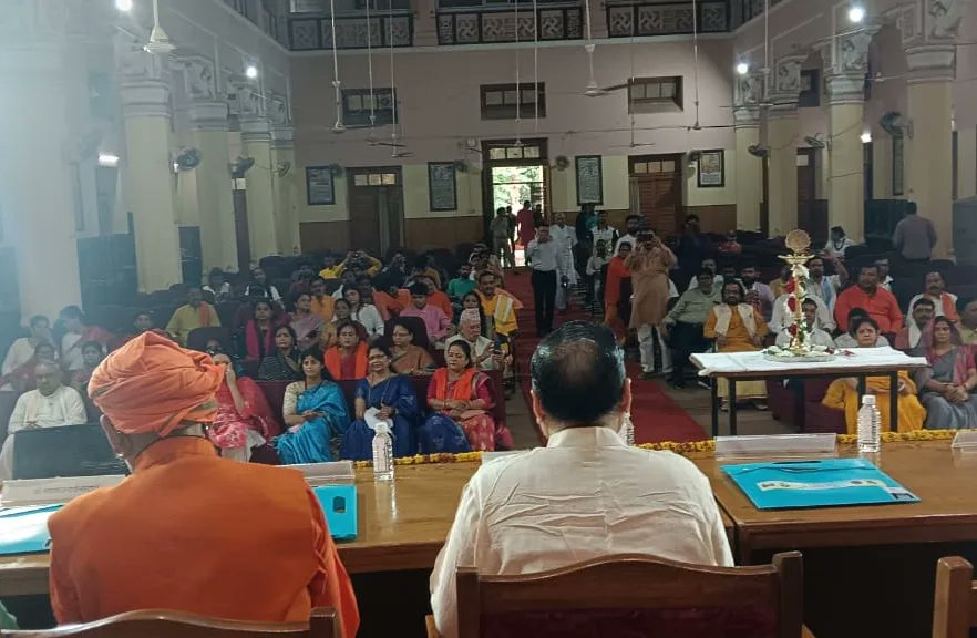aanshi777's tweet photo. काशी हिन्दू विश्वविद्यालय वाराणसी में विश्व हिंदू महासंघ भारत के  तत्वावधान में  अंतर्राष्ट्रीय संगोष्ठी विश्व सनातन धर्म सम्मेलन का आयोजन हुआ मुख्य अतिथि के रूप में नेपाल के राजा श्री निक्ष शम्शेर जंग बहादुर राणा जी रहे। https://t.co/zCXZcDOCqg