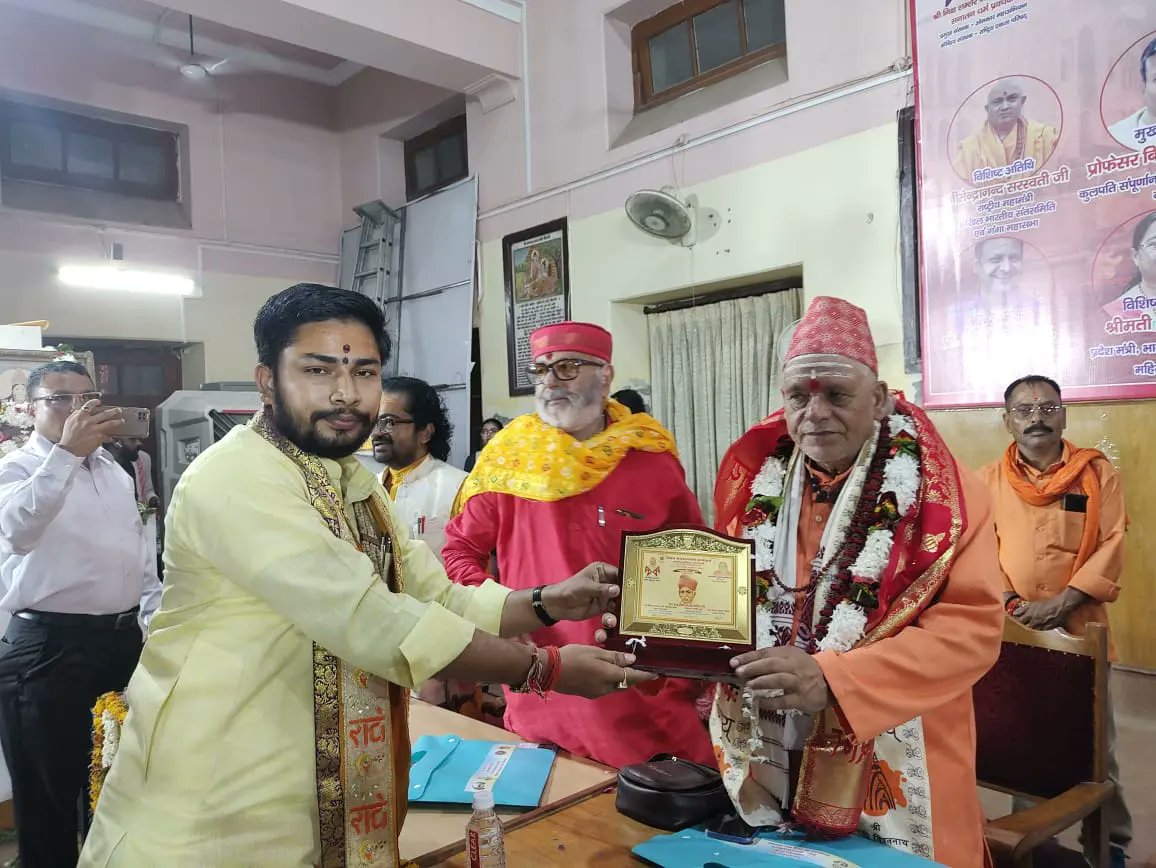 aanshi777's tweet photo. काशी हिन्दू विश्वविद्यालय वाराणसी में विश्व हिंदू महासंघ भारत के  तत्वावधान में  अंतर्राष्ट्रीय संगोष्ठी विश्व सनातन धर्म सम्मेलन का आयोजन हुआ मुख्य अतिथि के रूप में नेपाल के राजा श्री निक्ष शम्शेर जंग बहादुर राणा जी रहे। https://t.co/zCXZcDOCqg