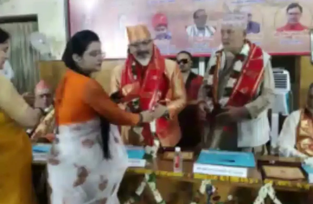 aanshi777's tweet photo. काशी हिन्दू विश्वविद्यालय वाराणसी में विश्व हिंदू महासंघ भारत के  तत्वावधान में  अंतर्राष्ट्रीय संगोष्ठी विश्व सनातन धर्म सम्मेलन का आयोजन हुआ मुख्य अतिथि के रूप में नेपाल के राजा श्री निक्ष शम्शेर जंग बहादुर राणा जी रहे। https://t.co/zCXZcDOCqg