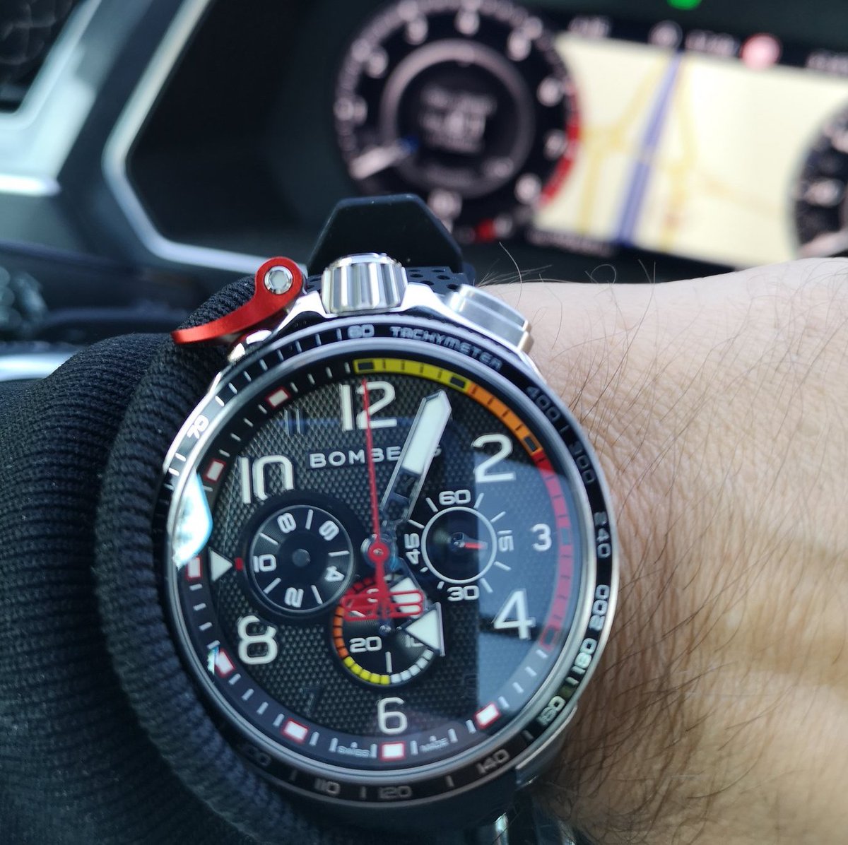 tienwenwatch's tweet photo. #BOMBERG #炸彈錶 #BOLT68 #Racing ，設計大膽豪邁，細節卻藏著動人驚喜。面盤採用巴黎釘紋古典元素，同時又令人聯想起賽車進氣壩的格柵紋理，45mm，霸氣十足

天文鐘錶|台灣大道一段211號 +886422256476

#是手錶也是懷錶 #TienWenWatch #TienWen #天文鐘錶 #天文創始總店 #台中錶店 https://t.co/c8heSMsb5n