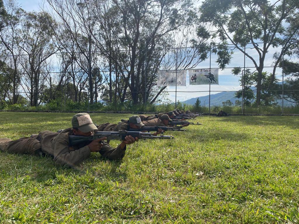 dhernandezlarez's tweet photo. La #FANB entrenada y adiestrada para defender nuestra Patria !
Altamente motivada, leal y comprometida. 
Nuestros profesionales están a la altura de los mejores ejércitos del mundo. 

213 años escribiendo la historia de Venezuela !

#IntegrarEsVencer https://t.co/d6132kX5VM