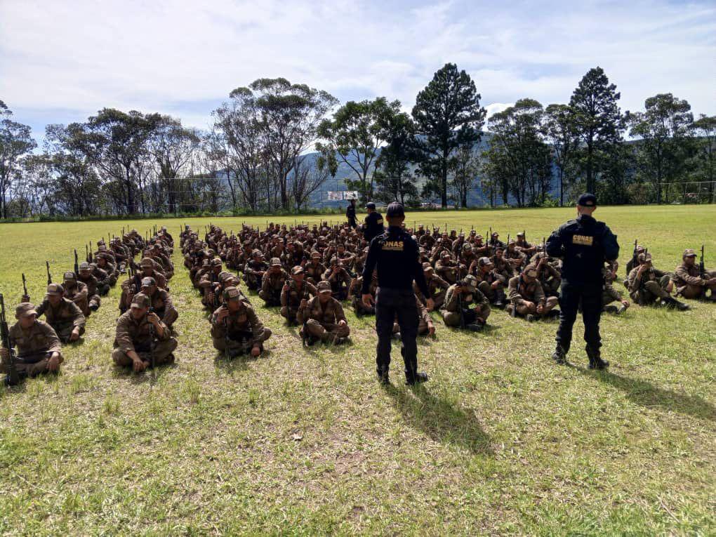 dhernandezlarez's tweet photo. La #FANB entrenada y adiestrada para defender nuestra Patria !
Altamente motivada, leal y comprometida. 
Nuestros profesionales están a la altura de los mejores ejércitos del mundo. 

213 años escribiendo la historia de Venezuela !

#IntegrarEsVencer https://t.co/d6132kX5VM