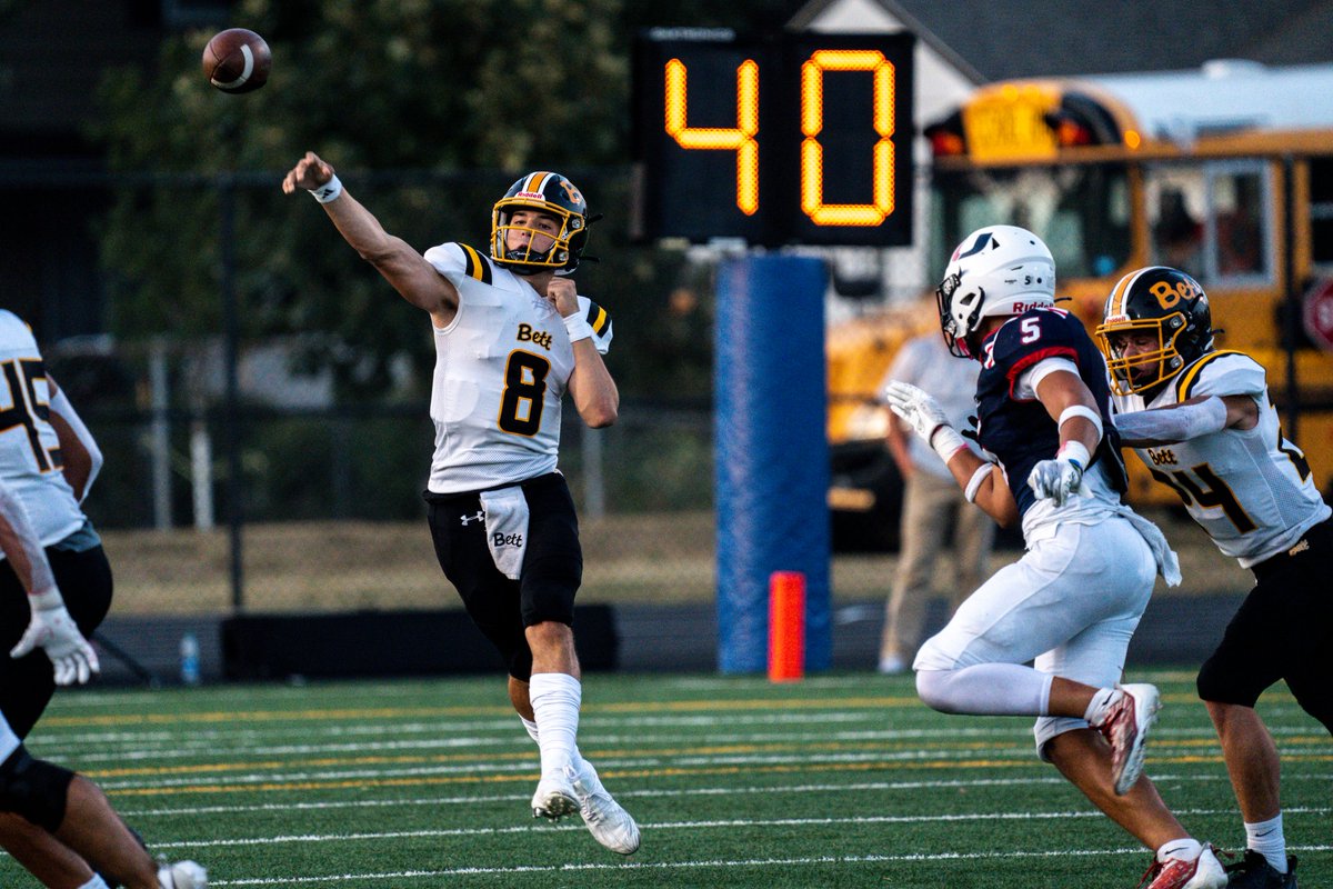 lilyas53's tweet image. Photos: @BETTfootball defeats Urbandale, 48-10, for @DMRegister @AlyssaHertel desmoinesregister.com/picture-galler…
