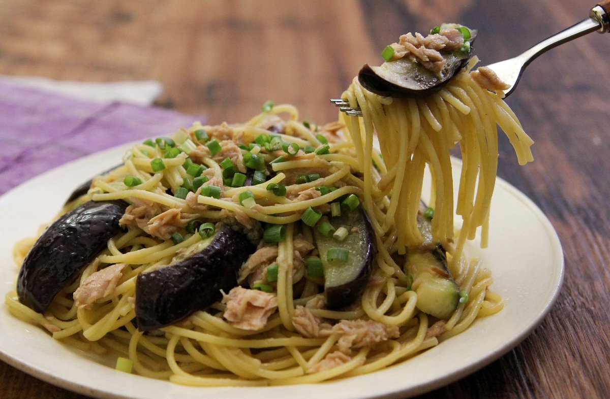 igarashi_yukari's tweet photo. 油ごとのツナ缶をナス、パスタとチンすると旨みが絡んで美味しいパスタすぐできる。この鶏ガラ醤油に少しレモン汁入れた味付けが美味しい。

半分に折った5分茹でパスタ80g、8等分なす1本、ツナ1缶、水200mlを600W7分ン。鶏ガラ・醤油各小1、レモン汁小1/2、オリーブ油大1混ぜ塩胡椒で味調え青葱散らす https://t.co/iUNqmZBVmn
