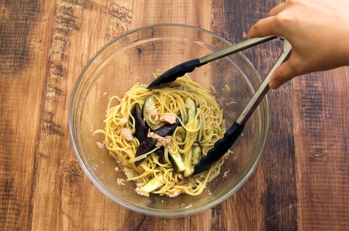 igarashi_yukari's tweet photo. 油ごとのツナ缶をナス、パスタとチンすると旨みが絡んで美味しいパスタすぐできる。この鶏ガラ醤油に少しレモン汁入れた味付けが美味しい。

半分に折った5分茹でパスタ80g、8等分なす1本、ツナ1缶、水200mlを600W7分ン。鶏ガラ・醤油各小1、レモン汁小1/2、オリーブ油大1混ぜ塩胡椒で味調え青葱散らす https://t.co/iUNqmZBVmn