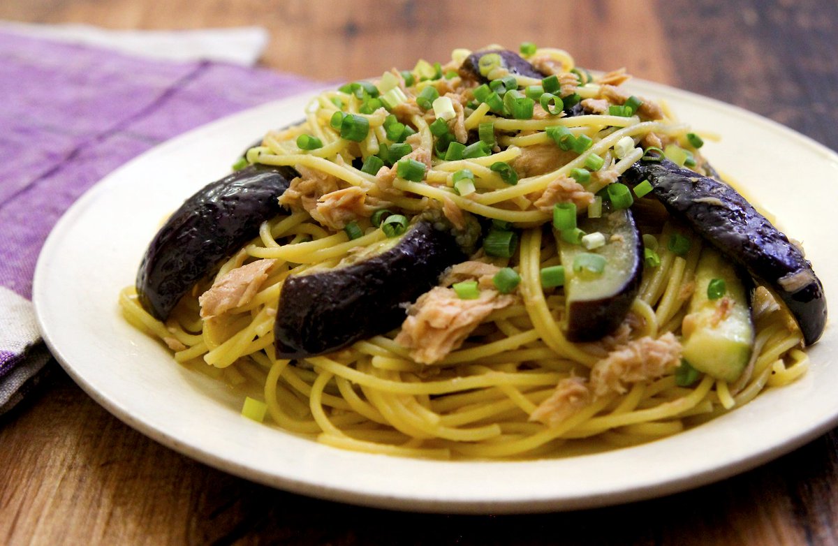 igarashi_yukari's tweet photo. 油ごとのツナ缶をナス、パスタとチンすると旨みが絡んで美味しいパスタすぐできる。この鶏ガラ醤油に少しレモン汁入れた味付けが美味しい。

半分に折った5分茹でパスタ80g、8等分なす1本、ツナ1缶、水200mlを600W7分ン。鶏ガラ・醤油各小1、レモン汁小1/2、オリーブ油大1混ぜ塩胡椒で味調え青葱散らす https://t.co/iUNqmZBVmn