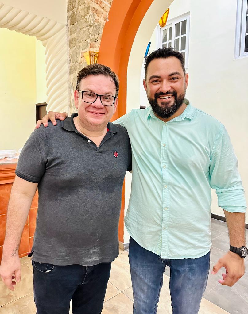 HugoRene84's tweet photo. Ayer la pasé super bien en la celebración del #Diadelosfarolitos en Ahuachapán. Fue gusto unirme a esta celebración centenaria donde tuve el honor de conversar con el jefe de la @BancadaCyan @ChrisGuevaraG y  @CONANCASTRO2 secretario jurídico de CAPRES ¡Gracias por su visita! https://t.co/l6nAhHB29E