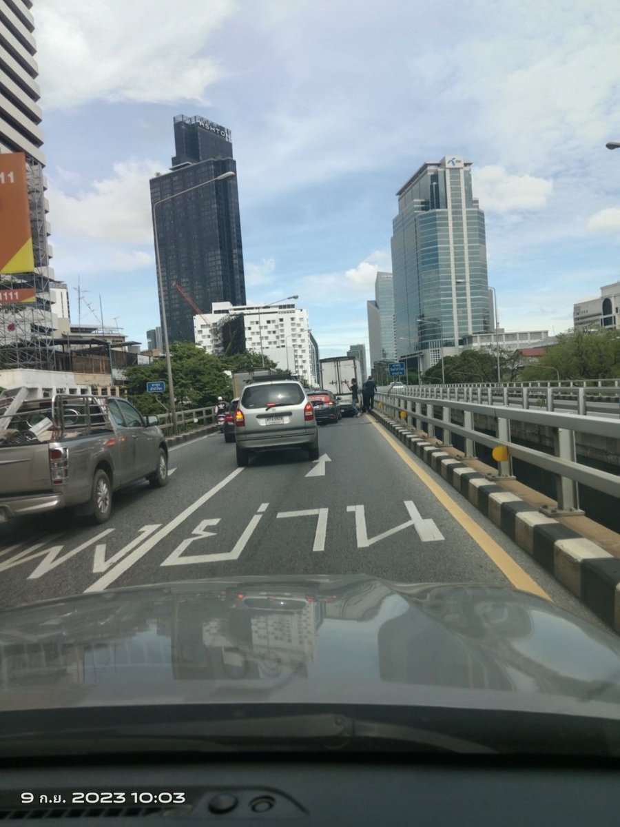 ถนนพระราม 4 ขาเข้า สะพานไทยญี่ปุ่น ก่อนลงสามย่าน อุบัติเหตุกีดขวางช่องทางด้านขวา เวลานี้
เคดิต: HS1RKB