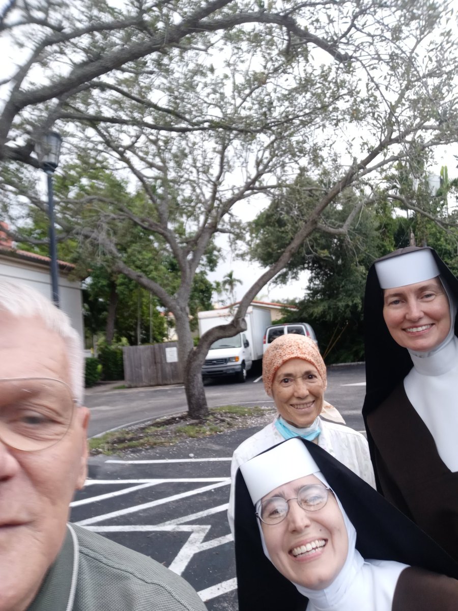 floridaknight36's tweet photo. Sept. 8 #NativityofMary
Sept.8 2020 (3 anni.)selfie
2 happy #Carmelite nuns and #COTLF's Gloria Clementi pushed stalled car of #ArthurDenchfield to church parking lot. Next day, after 3 Hail Marys, it 'came to life' without AAA.
#OurLadyofMtCarmel
#ReturnToOrder
#RexArcturus
RT https://t.co/BMG2B0GKnb
