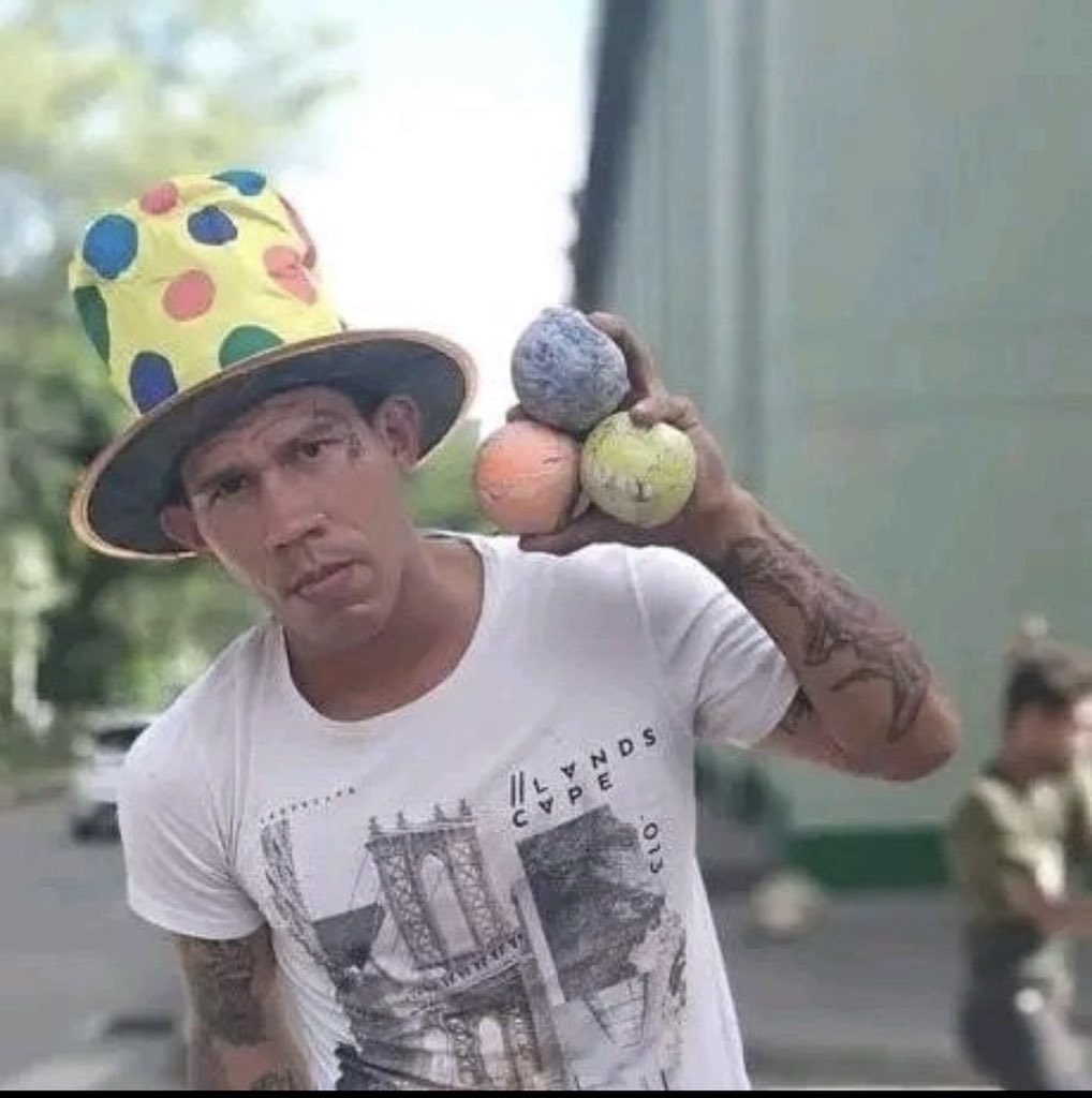 🇻🇪| Este hombre es un símbolo y probablemente sea lo único que queda de aquel sueño de Hugo Chávez en el que anhelaba que se dictará en la Universidad de las Artes la Licenciatura en Artes Circenses para  que Venezuela contará con una poderosa Compañía de Circo que pudiera