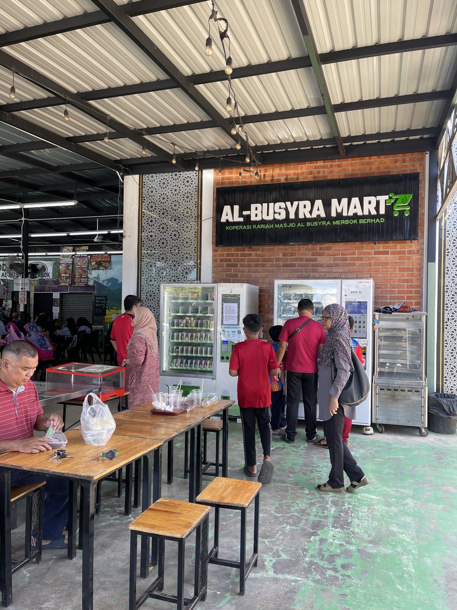 acaiijawa's tweet photo. Aku nak kongsi tentang Masjid Busyra, Merbok Kedah yang jadi masjid mesra musafir terbaik di Malaysia.

AJK masjid seluruh Malaysia datang melawat sini nak belajar cara depa buat.

One-Stop-Center masjid ni ada:

1. Food Courts
2. Car Wash
3. Mini Mart
4. Dobi layan diri https://t.co/u5tSOlqBpS