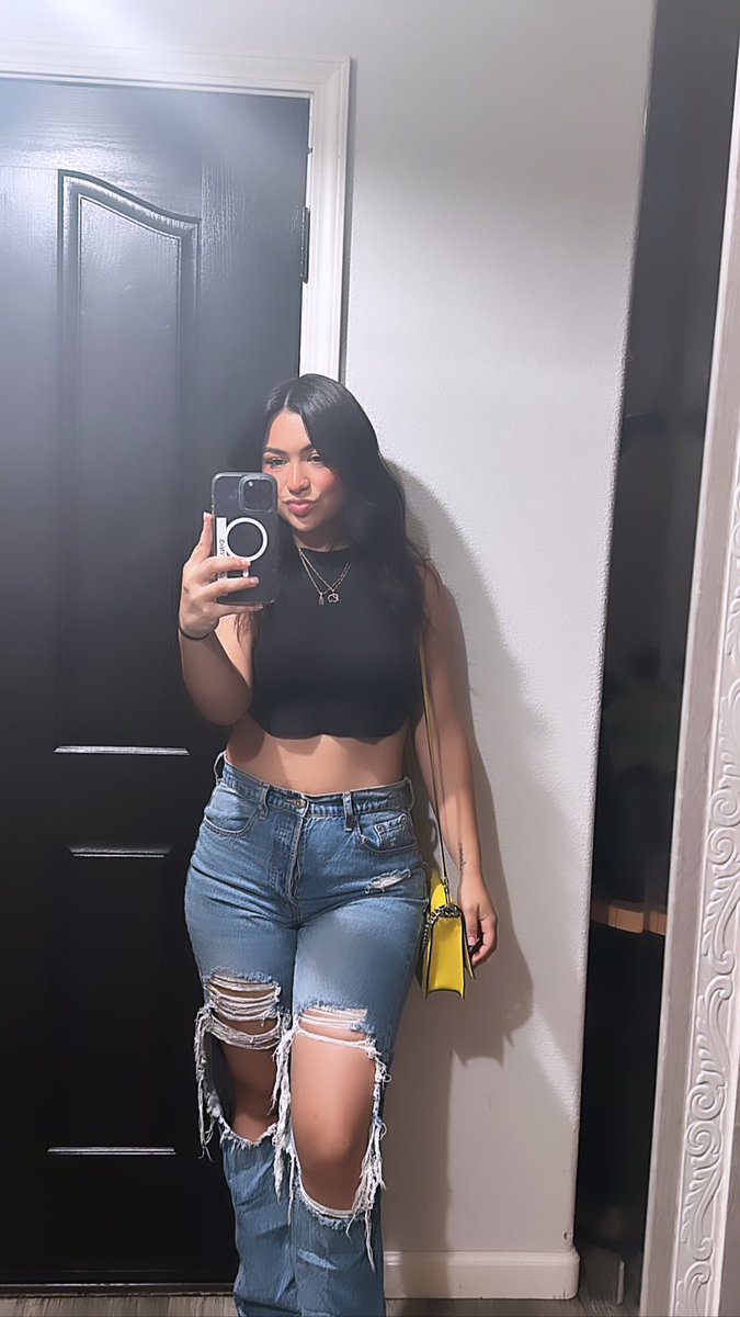 joceynicole1's tweet photo. friday night out https://t.co/qJVfTUeuV7