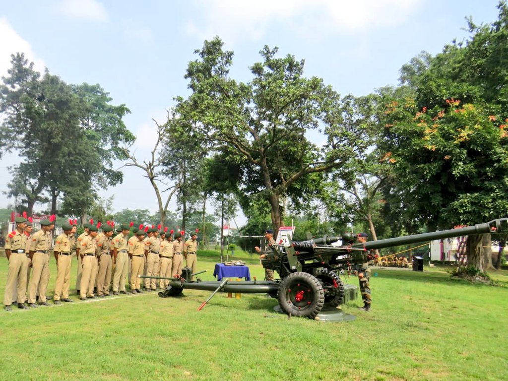 PRODefDehradun's tweet photo. #GoldenKeyDivision of the #IndianArmy organised an Army attachment camp for 130 #NCCCadets at #Dehradun, wherein, the cadets experienced the true essence of discipline, dedication and camaraderie with once in a lifetime experience of #ArmyWayofLife. https://t.co/rycum9VvaC