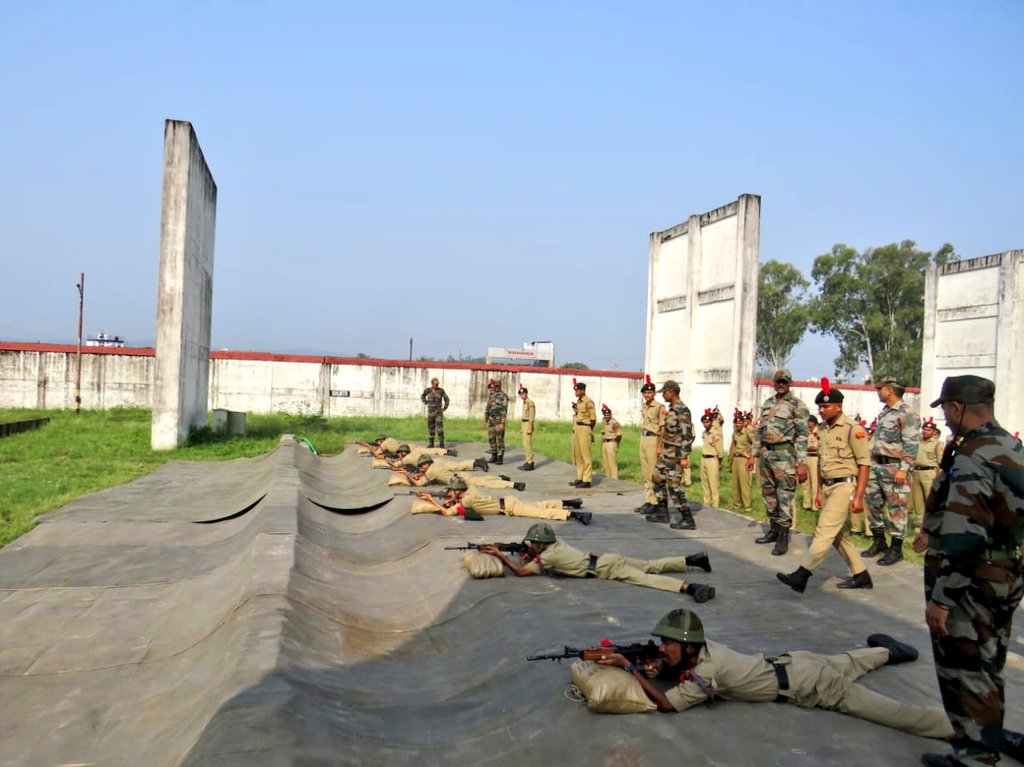 PRODefDehradun's tweet photo. #GoldenKeyDivision of the #IndianArmy organised an Army attachment camp for 130 #NCCCadets at #Dehradun, wherein, the cadets experienced the true essence of discipline, dedication and camaraderie with once in a lifetime experience of #ArmyWayofLife. https://t.co/rycum9VvaC