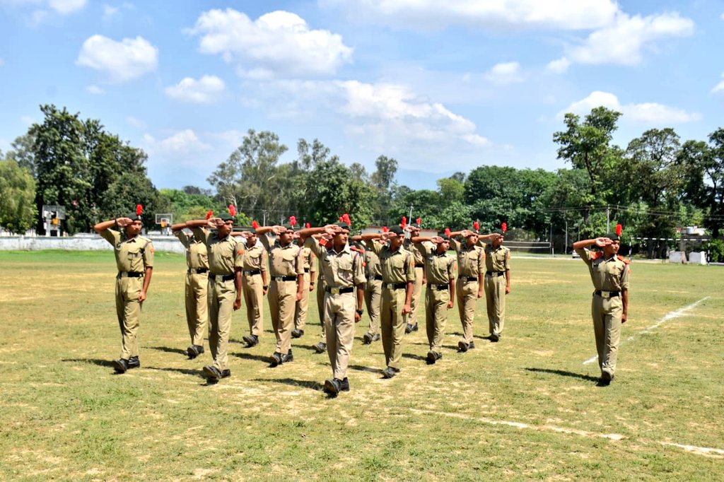 PRODefDehradun's tweet photo. #GoldenKeyDivision of the #IndianArmy organised an Army attachment camp for 130 #NCCCadets at #Dehradun, wherein, the cadets experienced the true essence of discipline, dedication and camaraderie with once in a lifetime experience of #ArmyWayofLife. https://t.co/rycum9VvaC