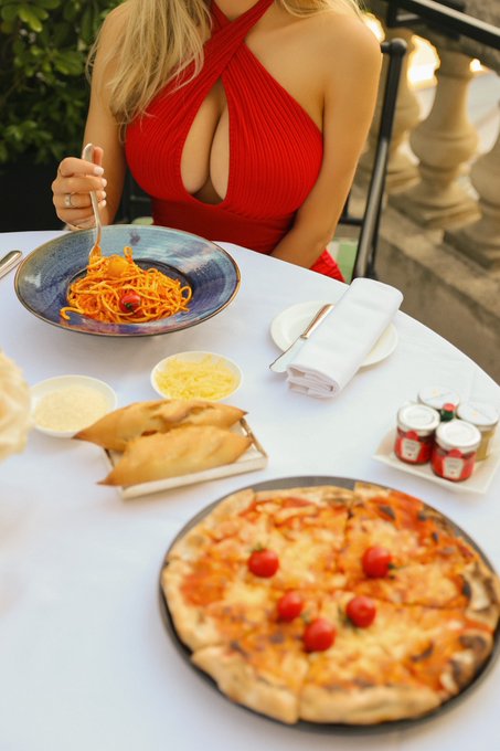 the eiffel tower was the main attraction till i got here 😜 https://t.co/iOE3lAh7Hn