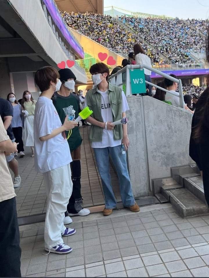 _donkey0's tweet image. Wonbin (Riize) y Sion se dice que en la época de aprendices se hicieron mejores amigos, incluso comparten un collar de (amistad).
Se cree que iban a debutar juntos  en Riize pero pues ya sabemos que paso ojalá después veamos una interacción entre los dos 💓
#WONBIN #SION