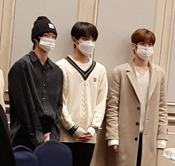 _donkey0's tweet image. Wonbin (Riize) y Sion se dice que en la época de aprendices se hicieron mejores amigos, incluso comparten un collar de (amistad).
Se cree que iban a debutar juntos  en Riize pero pues ya sabemos que paso ojalá después veamos una interacción entre los dos 💓
#WONBIN #SION