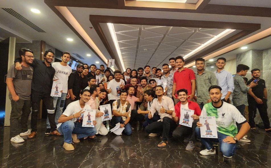 SRKUniverse's tweet image. Chattogram's SRK Universe team, hailing from Bangladesh, has gone all out, booking an entire #Jawan show. The excitement and fervor for #Jawan are unmatched! 🔥🎬

@iamsrk @RedChilliesEnt @Atlee_dir 

#Jawan #JawanCreatesHistory 
#ShahRukhKhan