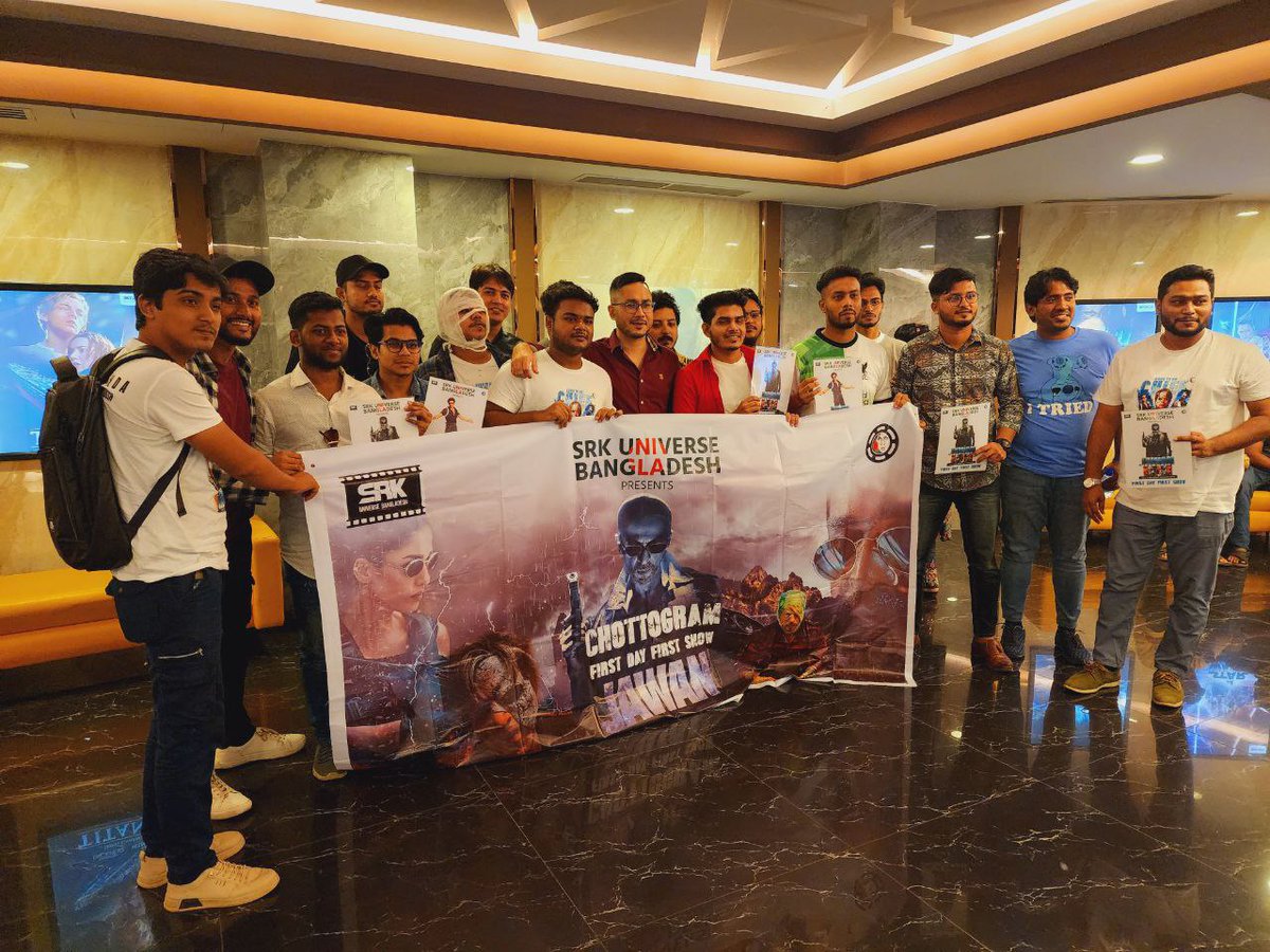 SRKUniverse's tweet image. Chattogram's SRK Universe team, hailing from Bangladesh, has gone all out, booking an entire #Jawan show. The excitement and fervor for #Jawan are unmatched! 🔥🎬

@iamsrk @RedChilliesEnt @Atlee_dir 

#Jawan #JawanCreatesHistory 
#ShahRukhKhan