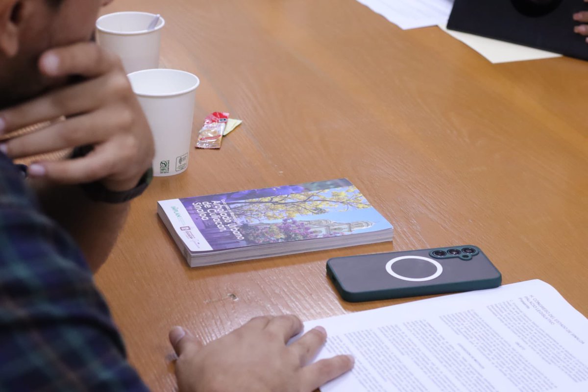 CinthiaVL's tweet photo. Me reuní con Emmanuel y José Mitre de @Guaiacumac, así como con Max de @prociudadcln, conociendo su agenda y propuestas en materia de movilidad y arbolado urbano, que sin duda, serán prioridad en la Comisión que hoy tengo la oportunidad de presidir. ¡Esperen noticias pronto! 🚦🌳 https://t.co/OiVZ7U7JuE