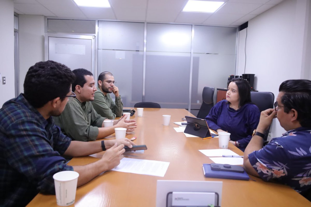 CinthiaVL's tweet photo. Me reuní con Emmanuel y José Mitre de @Guaiacumac, así como con Max de @prociudadcln, conociendo su agenda y propuestas en materia de movilidad y arbolado urbano, que sin duda, serán prioridad en la Comisión que hoy tengo la oportunidad de presidir. ¡Esperen noticias pronto! 🚦🌳 https://t.co/OiVZ7U7JuE