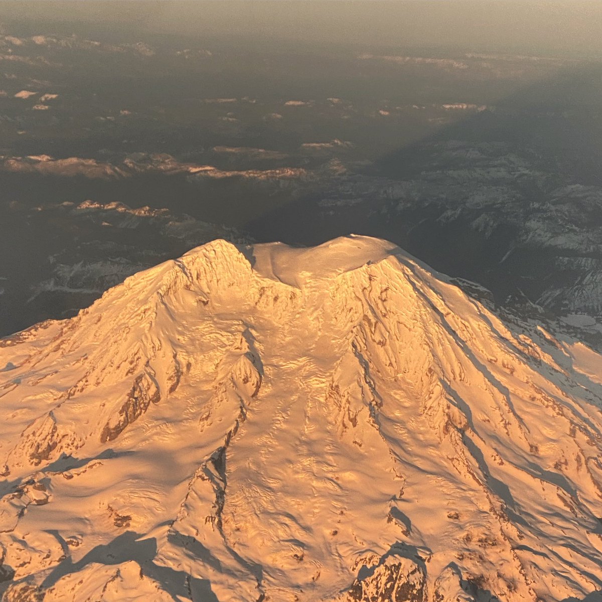Coming into Seattle🛩🌈🏔 ⁣ ⁣
#landscapephotography #photography #photographyeveryday #photographyislife #photographylovers  #lovemountains #mountains #mountainscape #mountainslovers