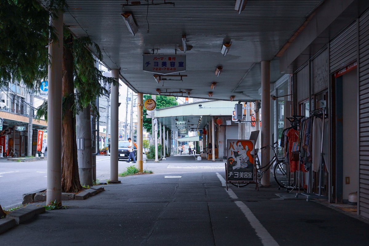 rockyousaba's tweet photo. ニコニコ通り。戻ってきた時にはネコが美容室の中に戻って撮れなかった。 https://t.co/oJIrbfUFGr