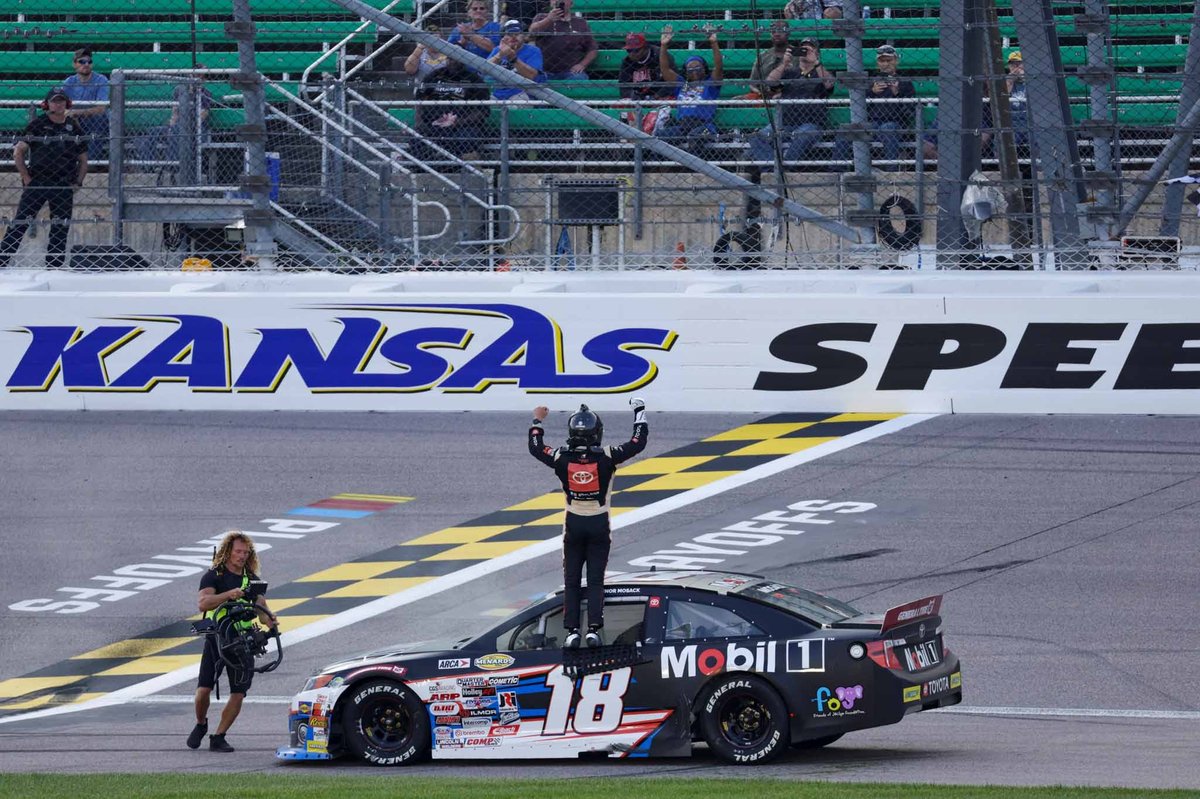 RacingProMedia's tweet photo. Mosack cruised to the finish for a milestone victory he believed was overdue for himself and Joe Gibbs Racing
#ConnorMosack #CarsonKvapil #ToniBreidinger #ARCA #Menards #KansasSpeedway #SiouxChief150 #Racing #Winner #JoeGibbsRacing #Toyoya
https://t.co/5KSnMGrZlX https://t.co/R5jUfhFKVx