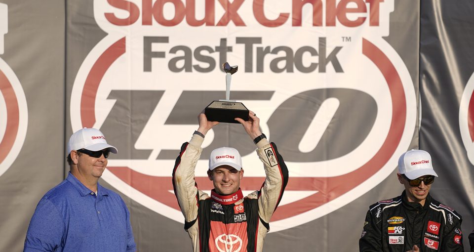 RacingProMedia's tweet photo. Mosack cruised to the finish for a milestone victory he believed was overdue for himself and Joe Gibbs Racing
#ConnorMosack #CarsonKvapil #ToniBreidinger #ARCA #Menards #KansasSpeedway #SiouxChief150 #Racing #Winner #JoeGibbsRacing #Toyoya
https://t.co/5KSnMGrZlX https://t.co/R5jUfhFKVx