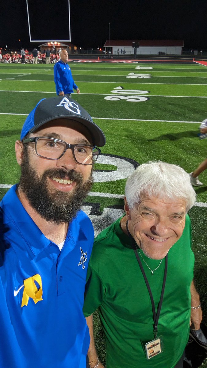 DLBeranek's tweet photo. Awesome night to get a selfie with the great @1000yardguy! #Legend https://t.co/Xe3GA9mj8t