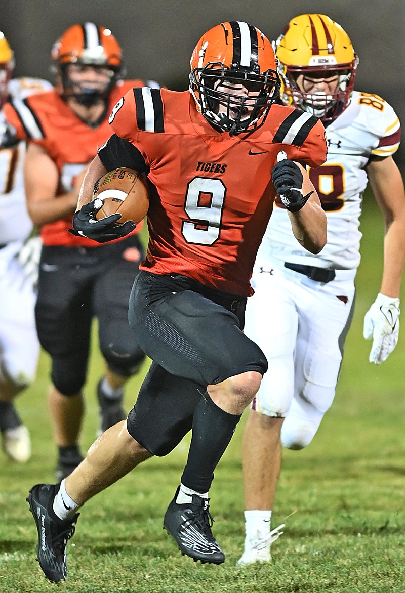 PressProsMag's tweet photo. Versailles loses shutout streak, but cruises on three touchdowns from Joel Gehret to a 34-7 win over New Bremen.  Read about the game:  https://t.co/KyYqkQ8gyn https://t.co/ETdF5WuhTg