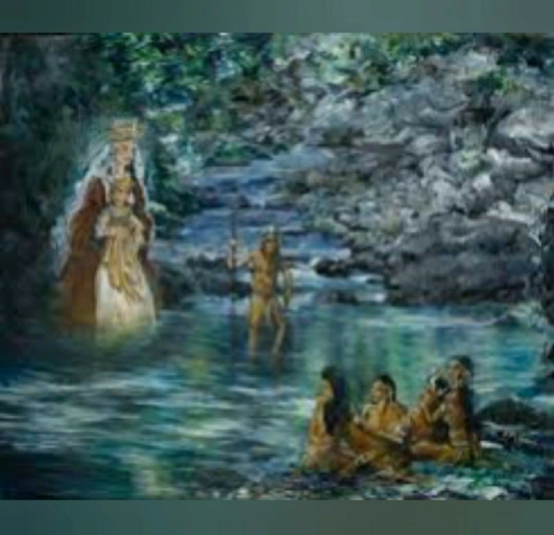 HISTORIA DE LA APARICIÓN DE NUESTRA SEÑORA DE COROMOTO.
PATRONA DE VENEZUELA 🇻🇪💛💙❤️

📍 *“RESEÑA”*

       En el año 1.651, el CACIQUE de la TRIBU de los INDIOS COSPES, caminaba con su mujer y otros indios por la montaña, al llegar a la quebrada contemplaron asombrados