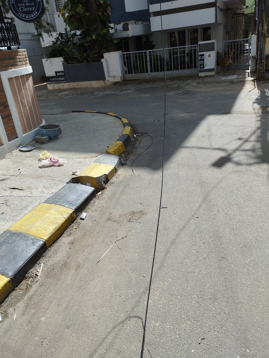 KavithaReddyKR's tweet photo. The #KillerCables are all over the streets of Bengaluru! @osd_cmkarnataka can something be done before one more accident? This one is on 13th Main Vasanthnagar opp Shangrila Hotel! 

#Unwind #BrandBengaluru @BPACofficial @BBMPCOMM @DKShivakumar https://t.co/7h2OWfpCdp