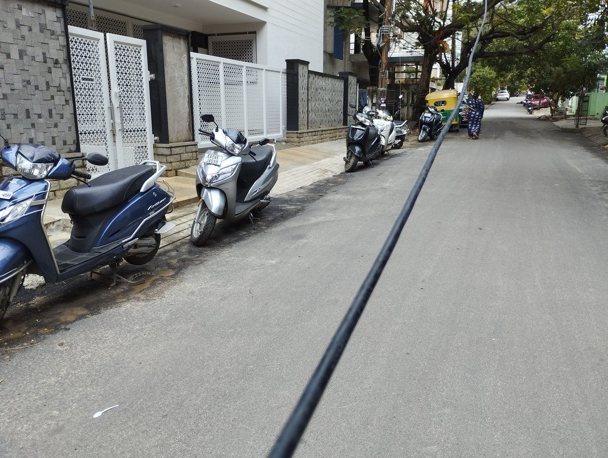 KavithaReddyKR's tweet photo. The #KillerCables are all over the streets of Bengaluru! @osd_cmkarnataka can something be done before one more accident? This one is on 13th Main Vasanthnagar opp Shangrila Hotel! 

#Unwind #BrandBengaluru @BPACofficial @BBMPCOMM @DKShivakumar https://t.co/7h2OWfpCdp