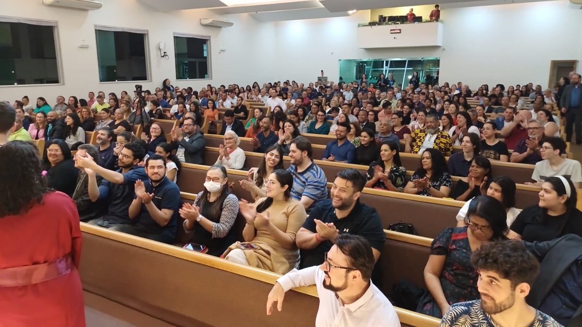 PrLuisGoncalves's tweet photo. Uma noite de #Evangelismo para ficar registrada na história da IASD central de Diadema. Pregação, apelo, decisões e #Batismos! Louvado seja Deus! O louvor ficou por conta da @ivelineoficial @iasddiadema @chegamaispertooficial https://t.co/Xuq35F0MFn