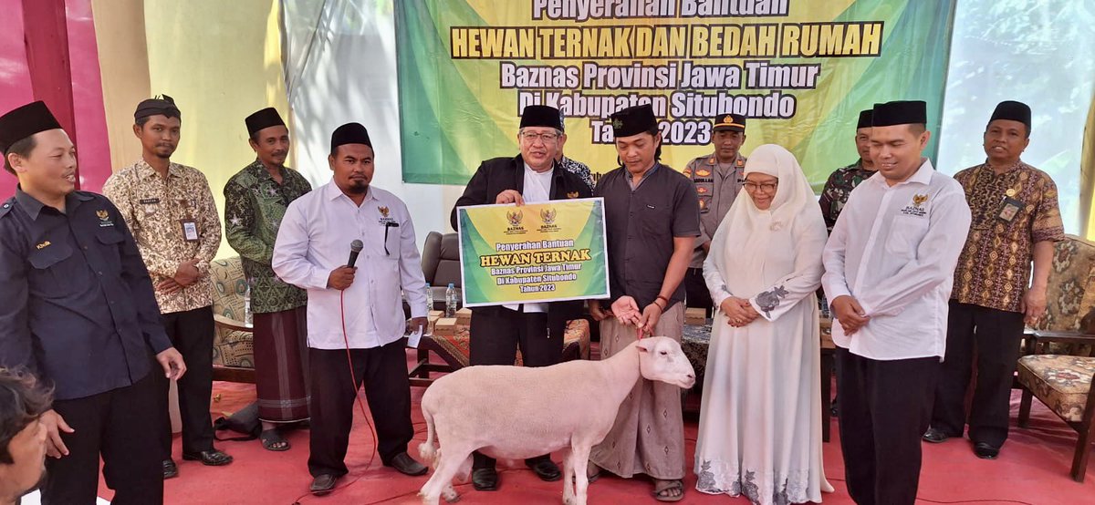 baznas_jatim's tweet photo. BAZNAS Prov. Jatim bersama BAZNAS Situbondo menyerahkan bantuan Properti (program perbaikan rumah tinggal) dan kambing ternak kepada mustahik di Desa Besuki, Kab. Situbondo, Kamis (07/09/2023).
Berita lengkapnya > https://t.co/ccZJdK928A
#baznas #bedahrumah #rutilahu #jawatimur https://t.co/aHOFBuz10P