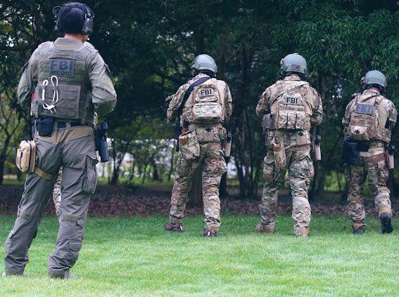 arikama2's tweet photo. 捜索行ってらっしゃい。
SWAT見守りメデおじ
#OperationHanover
#FBI装備 #FBISWAT
#LE装備
#LAPD装備
Photo by @jetman0724 https://t.co/7eNYOGJpNO