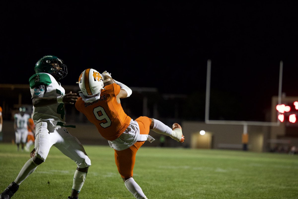 AVSunDevilFB's tweet photo. Celie throws 31 yards to Soria and we SCORE! Kick is good by Peters. 6:55 left in 3Q. 49-13.
#GoDevils #BellGame #DingDong #AVvsVV #BellGameXII #12Peat #CollegeBound #NCAA #Athlete #Football #Sports #SoCal #DoRight #DoYourBest #DoUntoOthers #Linemen #OLine #OffensiveLineman https://t.co/GHJbnES3SX