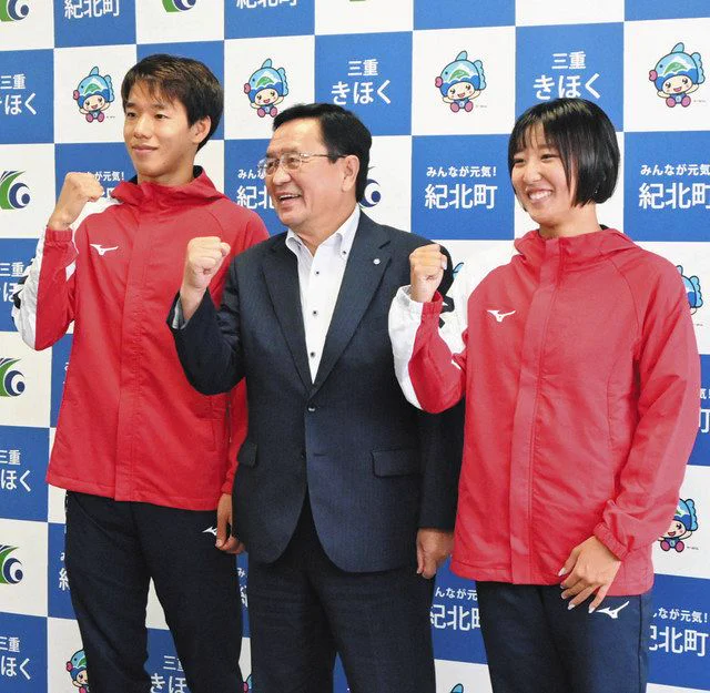 swimcoverage's tweet photo. 国体へ向け、意気込み語る　競泳種目出場、紀北出身・広下さんと直江さん
https://t.co/IemeHeejKs

かごしま国体の競泳種目（22～24日）に出場する紀北町出身の広下菜月さん（20）と直江篤樹さん（21）が8日、同町役場を訪れ、尾上寿一町長に意気込みを語った。
中京大3年の広下さんは成年女子100メ… https://t.co/aGYJGvZ2l6