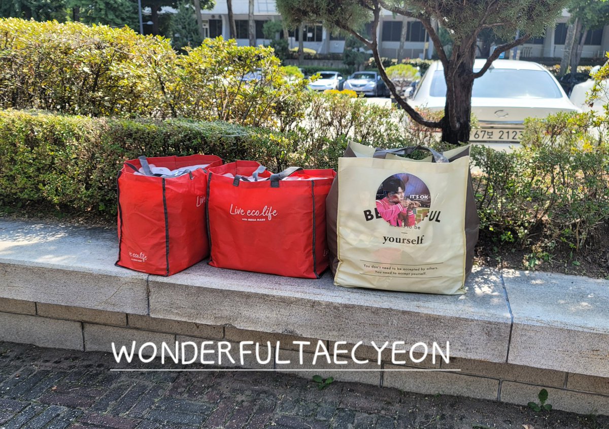 wondertaec's tweet photo. RTp>

           택연 반사슬로건 &amp;
     택연 부채와 스티커 배부 공지 

물품보관소 맞은편에 있어요~♡♡♡

2시30분부터 배부와 나눔합니다!!
소진시 배부 종료합니다 

#TAECYEON #옥택연
#택연 #oktaecyeon #テギョン 
#Heartbeat #specialTY https://t.co/Ue87WbovTM