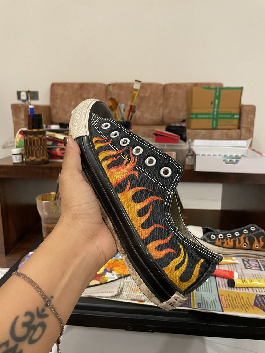kryoutloud_'s tweet photo. Custom flame design hand painted on @Converse shoes 👟🔥
.
.
.
#sneakercustoms #sneakers #converse #handpainted #artist #customisation #converseindia #sneakerheads #flame #art #artistsoninstagram https://t.co/je7cmhlpiZ