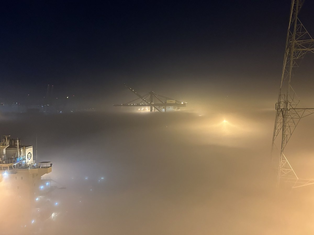 VDQPeter's tweet photo. @NoodweerBenelux dichte mist in de haven van Antwerpen https://t.co/iszQtbutff