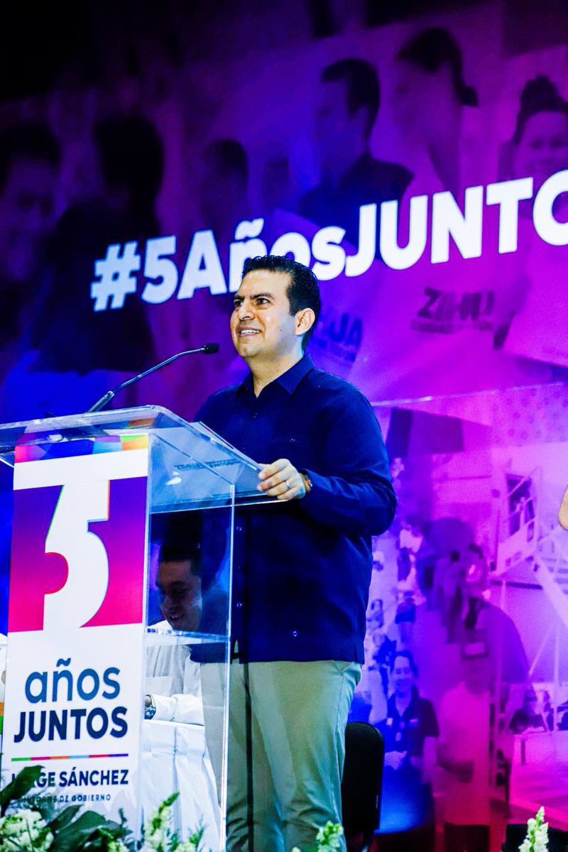 jorgexsa's tweet photo. #5AñosJuntos. En una ciudad con mayor desarrollo, donde hacemos cosas que antes no se hacían. Hoy Zihua es reconocido a nivel nacional e internacional y eso ha sido posible gracias al esfuerzo de todas y todos. ¡Y lo mejor, está por venir!

 #JorgeSánchez https://t.co/d28GcDp9cL