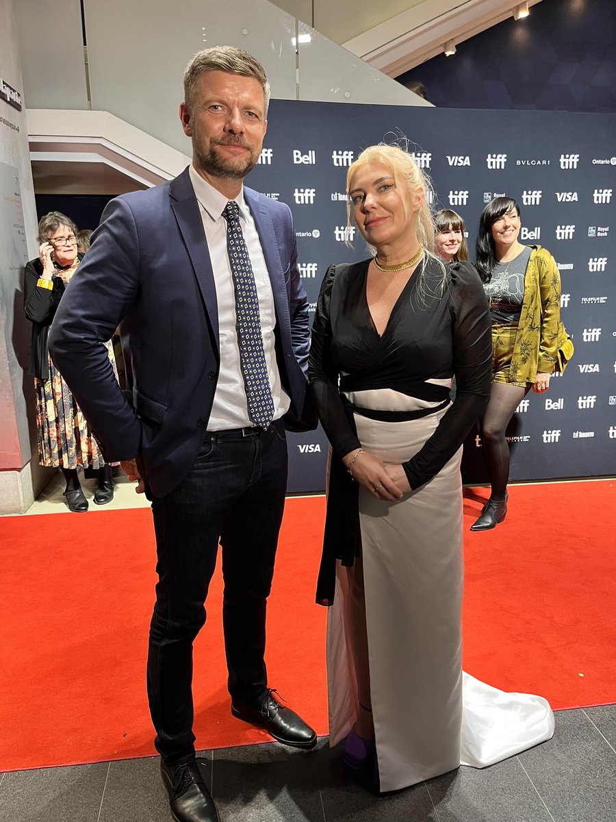 StanczykRafal's tweet photo. Owacja na stojąco publiczności Międzynarodowego Festiwalu Filmowego w Toronto #TIFF23 po premierowym pokazie filmu "Chłopi" w reżyserii @DorotaKobiela i Hugha Welchmana, twórców "Mojego Vincenta". W rolach głównych https://t.co/YFXbrSHgeD. Kamila Urzędowska i Robert Gulaczyk https://t.co/stgxjQZtFS