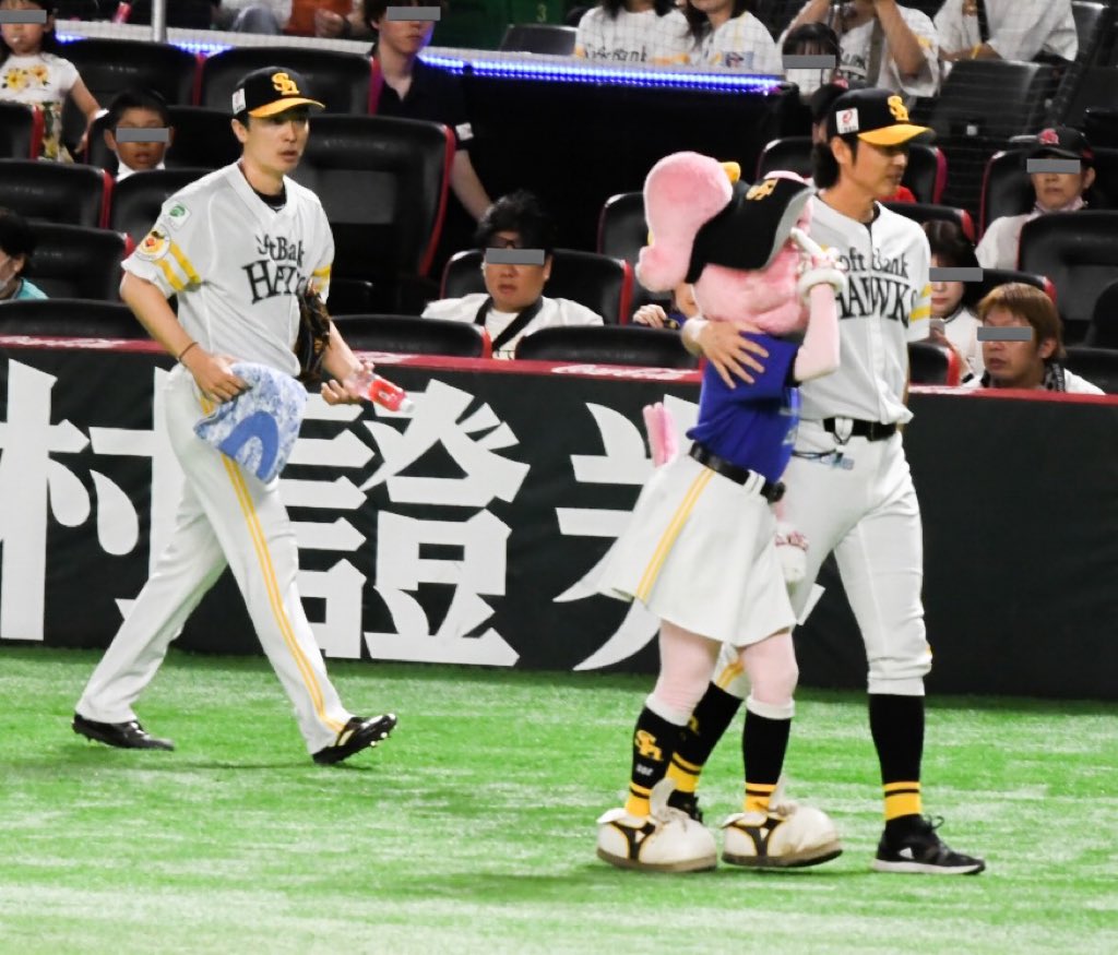 hawkstaruver_go's tweet image. ヒィwwwwwwwww
和巳さんがハニーちゃんの肩を抱いたwwwwwwwww
わっちが驚きの表情してるwwwwww
ハニーちゃんキャッキャしてたwwwwwwwww
#sbhawks #斉藤和巳 #和田毅