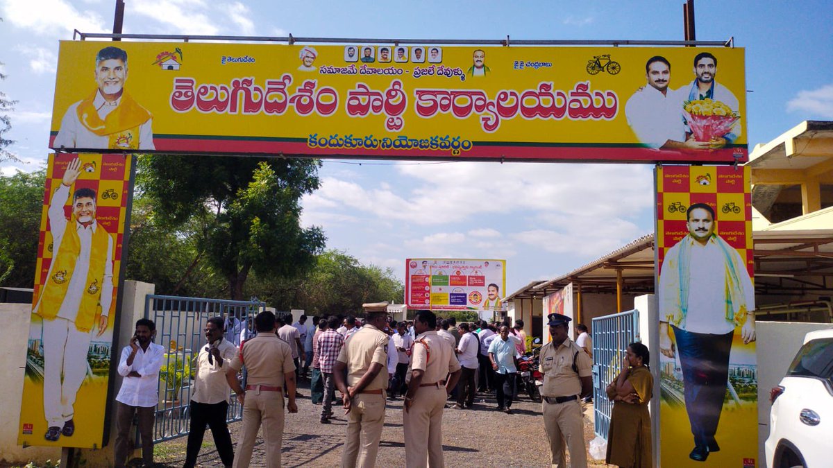 Sandeep_on_X's tweet photo. Sad state of democracy in #AndhraPradesh 🙏🏻

Dictatorship ❌ 🙄

All of AP Andhra Pradesh is with N Chandrababu Naidu ji. 

We stand with your fight against the  dictatorship of the NDA. 

#WeWillStandWithCBNSir #ChandrababuNaidu #StopIllegalArrestOfCBN #Jawan #TDP #GhosiByPoll https://t.co/OOag7tEmnF