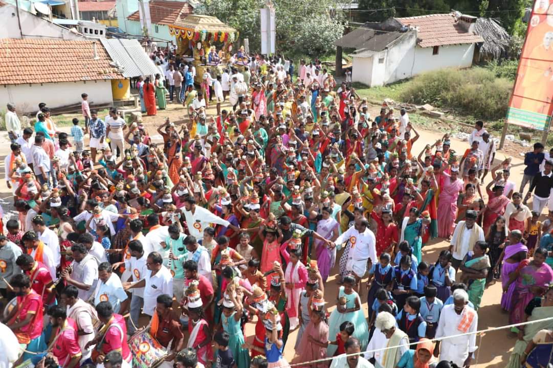 vokkaliga_gowda's tweet photo. #Tumkur ತಾಲ್ಲೂಕು, ಹೆಬ್ಬೂರು ಹೋಬಳಿ, ಬೊಮ್ಮನಹಳ್ಳಿ ಗ್ರಾಮದ ಶ್ರೀ ಆಂಜನೇಯಸ್ವಾಮಿ ದೇವಾಲಯದ ನೂತನ ಜ್ಞಾನ ವಿಮಾನ ಗೋಪುರ ಕಳಸ ಸ್ಥಾಪನೆ ಹಾಗೂ ಜೀರ್ಣೋದ್ಧಾರ* ಸಮಾರಂಭದಲ್ಲಿ ಪರಮಪೂಜ್ಯ ಜಗದ್ಗುರು ಶ್ರೀ ಶ್ರೀ ಶ್ರೀ ಡಾ. ನಿರ್ಮಲಾನಂದನಾಥ ಮಹಾಸ್ವಾಮೀಜಿಯವರು* ದಿವ್ಯಸಾನಿಧ್ಯ ವಹಿಸಿ ಆಶೀರ್ವಚನ ನೀಡಿದರು.
#Tumkuru #Hebbur #Gowda #BGS https://t.co/GH5pbHW8Vv